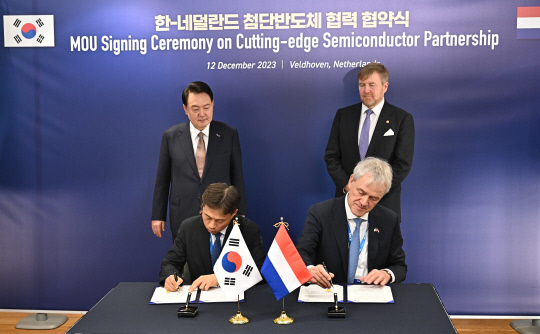 곽노정(왼쪽) SK하이닉스 사장과 피터 베닝크 ASML 최고경영자(CEO)가 12일(현지시간) 네덜란드 벨트호벤 소재 ASML 본사에서 EUV용 수소가스 재활용 기술개발 양해각서(MOU)를 체결하고 있다. 이 체결식에는 네덜란드를 국빈 방문 중인 윤석열 대통령과 빌럼-알렉산더르 네덜란드 국왕도 배석했다. 연합뉴스